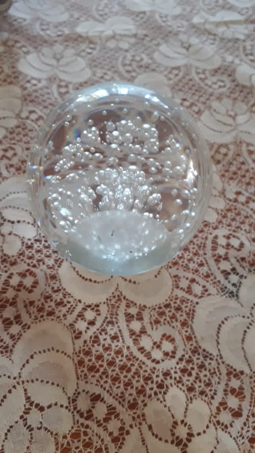 COLLECTABLE : Vintage Large  Clear Art Glass Controlled Bubble Round Paperweight