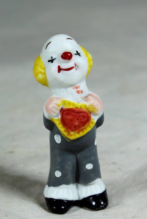 Miniature Clown holding a heart - Beautiful - Bid Now
