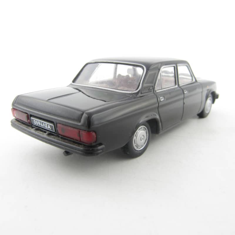 Universal Hobbies Gaz Volga die-cast model car - scale 1/43