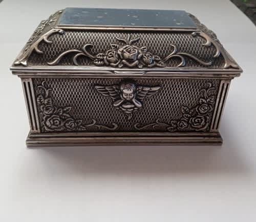 Stunning little jewelery box with angel and rose design