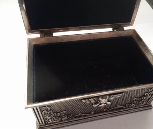 Stunning little jewelery box with angel and rose design