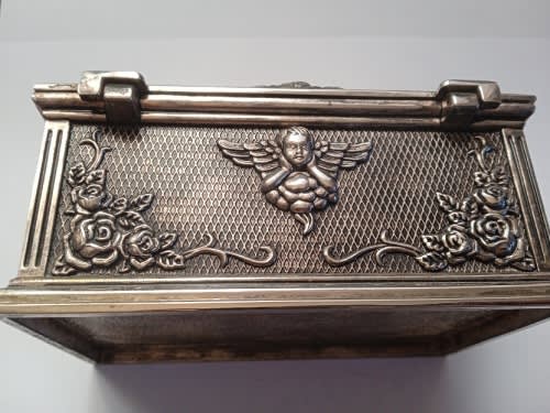 Stunning little jewelery box with angel and rose design