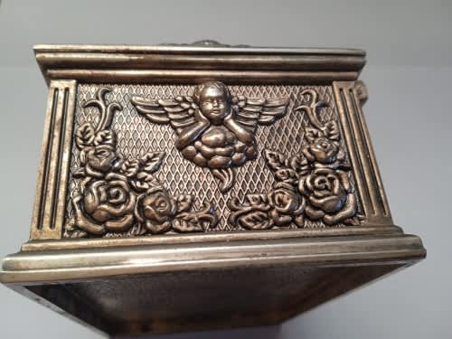 Stunning little jewelery box with angel and rose design