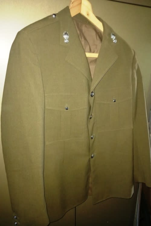 Authentic SA Artillery`Diensdrag S.A. Leer` Tunic from the 80`s in very good condition with insignia