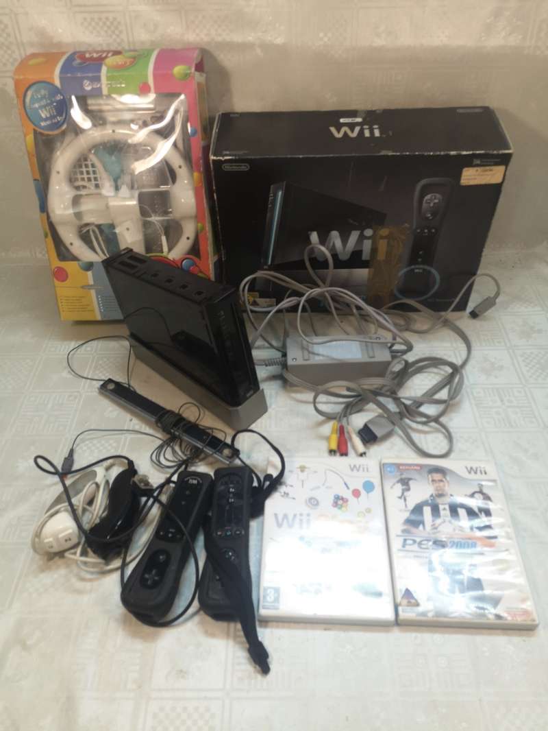 Nintendo Nintendo Wii Gaming Bundle was sold for 580.00 on 12 Jun at