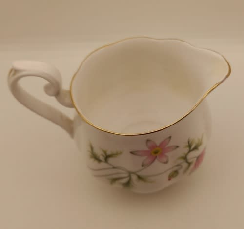 Vintage RICHMOND `WILD ANEMONE` Bone China Creamer Made in England(Hairline Crack)