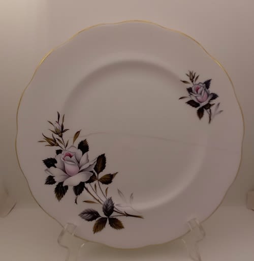 Vintage Porcelain Royal Albert QUEENS MESSENGER Dinner pate  (265mm)   (BADLY CRACKED)