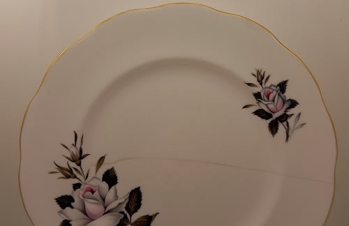 Vintage Porcelain Royal Albert QUEENS MESSENGER Dinner pate  (265mm)   (BADLY CRACKED)