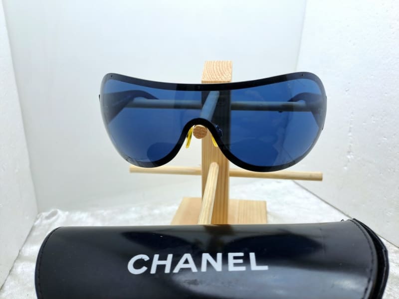 Pre-Owned Woman`s CHANEL Polorized Designer Sunglasses with Case -Made in Italy-Blue