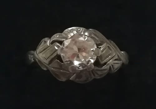 9CT GOLD RING WITH CENTRAL CUBIC ZIRCONIA  SIZE L1/2  TOTAL WEIGHT  2.27 GRAMS