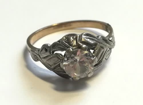 9CT GOLD RING WITH CENTRAL CUBIC ZIRCONIA  SIZE L1/2  TOTAL WEIGHT  2.27 GRAMS