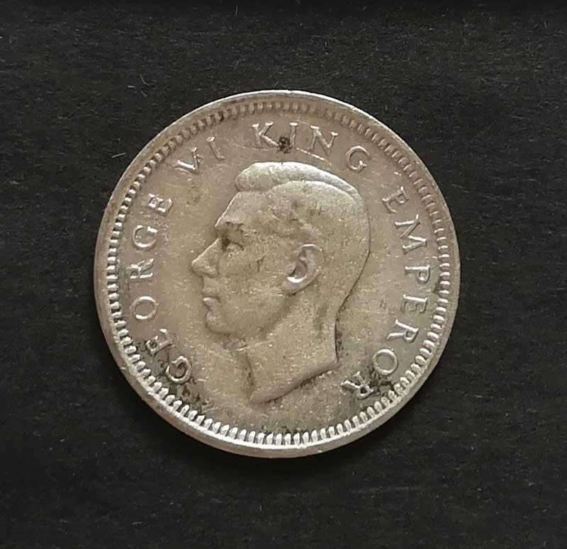NEW ZEALAND 1942 SILVER 3 PENCE