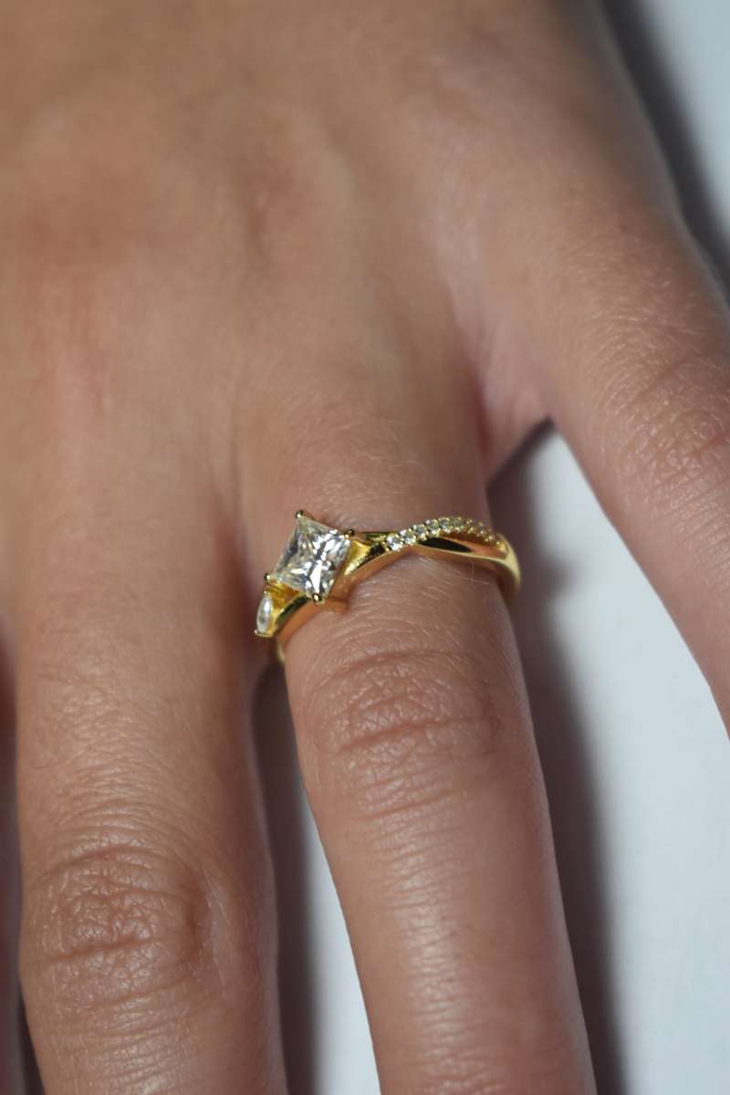 Engagement Rings R8000 Engagement Ring With `GRA` certificate of