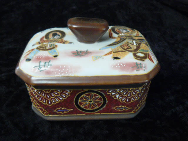 EARLY 20 TH CENTURY JAPANESE PORCELAIN HAND PAINTED TRINKET BOX VERY DETAILED AND NICE
