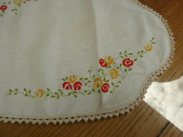 HAND EMBROIDERED COTTON TRAY CLOTH WITH HAND HROCHETED EDGE