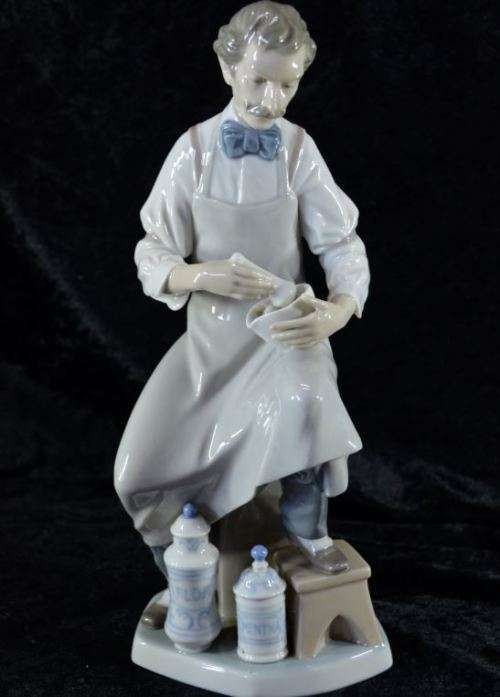 Porcelain & Ceramic LLADRO FIGURINE "THE PHARMACIST" from SUEZYT