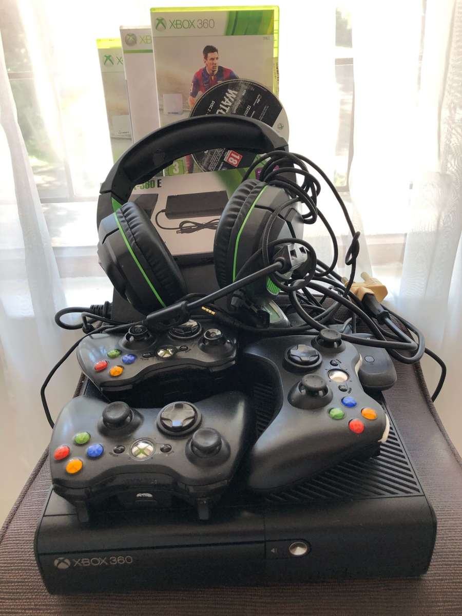 Xbox ***Selling as nonfunctional*** XBOX 360 CONSOLE, 3 X GAMES, 3 X