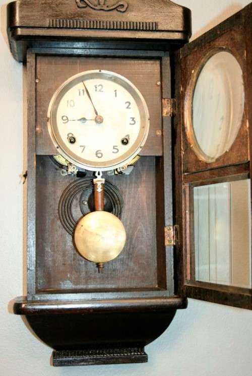 Cuckoo & Wall Clocks **RS17** A beautiful vintage mechanical wall