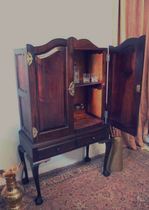 Stunning vintage Imbuia ball & claw drinks w/ 2