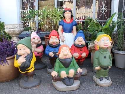 Statues & Lawn Ornaments - A fantastic concrete garden set of Snow