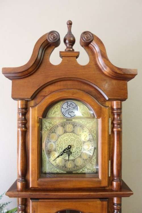 Grandfather & Longcase Clocks An exquisite Tempus Fugit "Reveille" battery operated