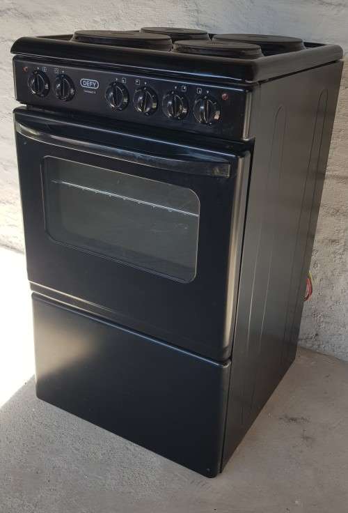 Freestanding A Defy Compact 4 plate electric stove working