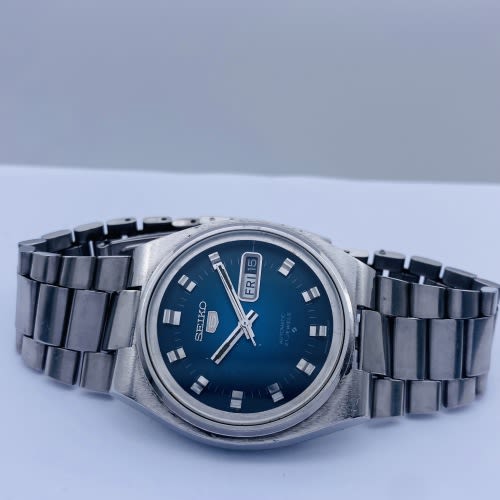 Men's Watches - *SEIKO 5 AUTOMATIC DAY-DATE WATCH*R1 BIDS was sold for   on 5 Dec at 22:00 by Legionluxury in Johannesburg (ID:538436022)