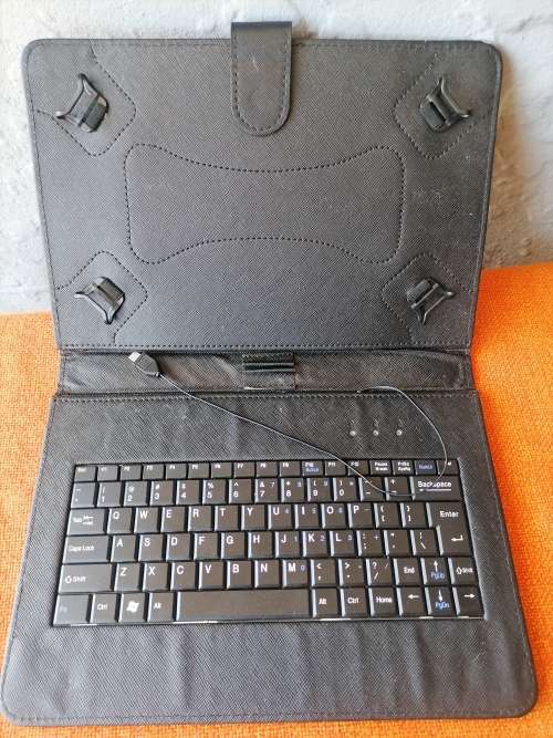 Accessories MOBICEL 10.1INCH TABLET KEYBOARD IN GOOD CONDITION was
