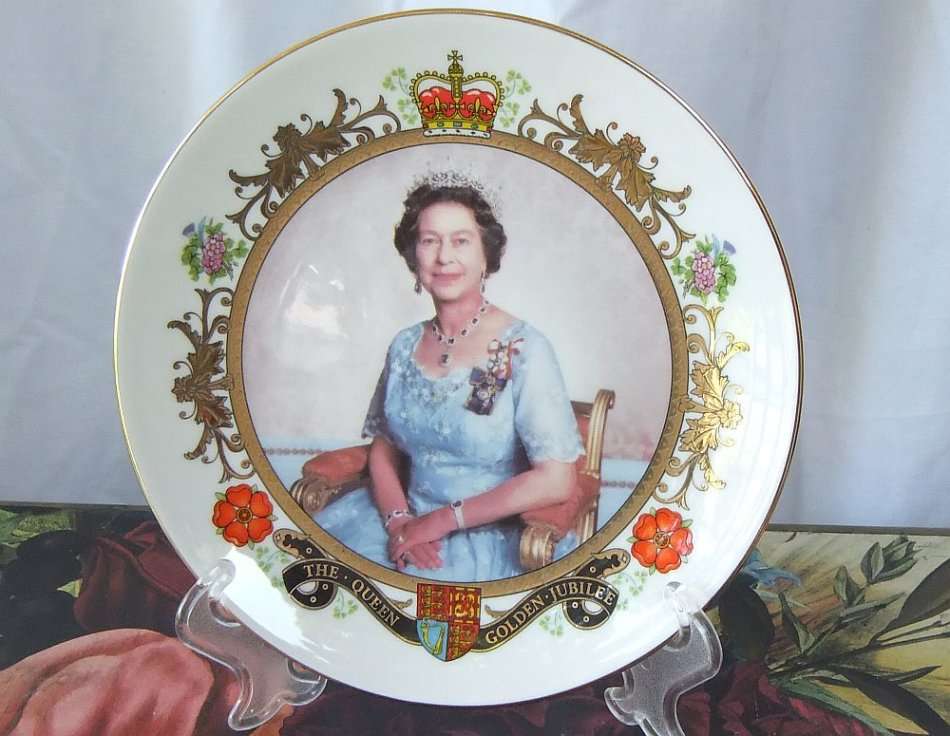 English Porcelain A VINTAGE COMMEMORATIVE DISPLAY PLATE DEPICTING THE