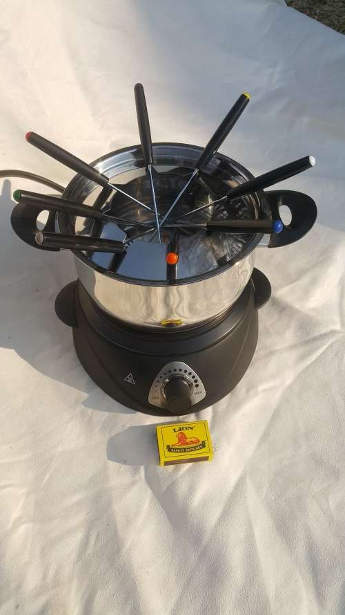 Fondue Sets Platinum Electric Fondue Set was sold for R100.00 on 24