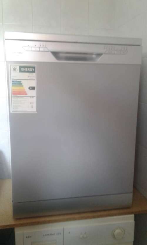 Dishwashers Russell Hobbs Dishwasher 12 Plate (Still under 4 year