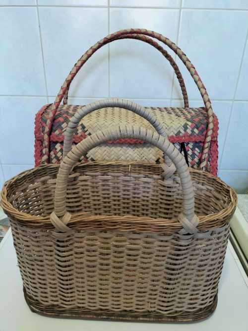 Picnic Baskets & Backpacks 1 x Large Lined Picnic Basket and 1 x Wine