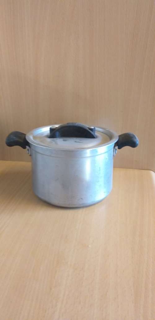 Pots Small Old Hart Pot height 10cm width 14cm was listed for R60