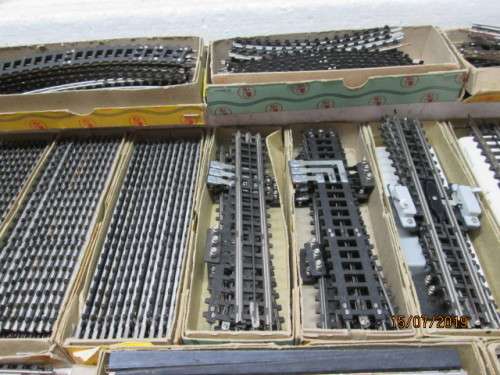 Track - HO/OO SCALE : TRIX TWIN RAILWAY 3-RAIL TRACK (LARGE AMOUNT ...