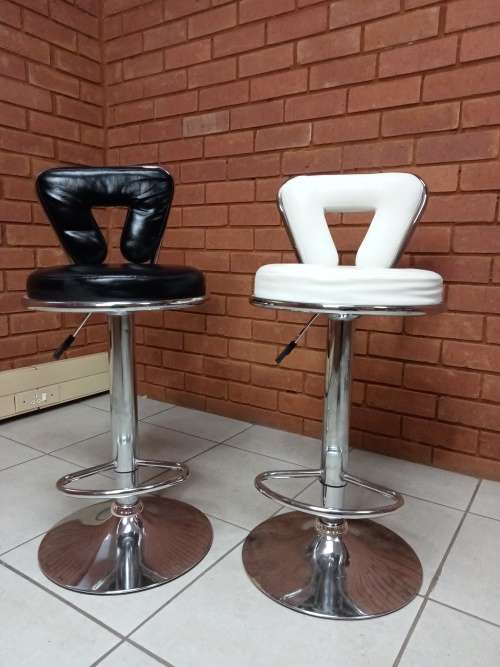 Chairs Bar Stools/Kitchen Counter Chairs 1 Black, 1 White