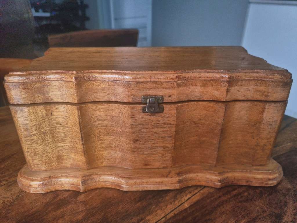 Jewellery Boxes Oak Jewelry Box was sold for R121.00 on 13 Dec at 23
