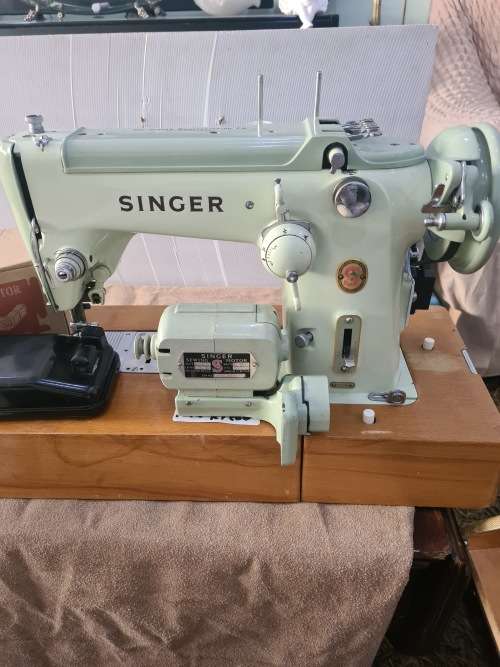 Sewing Machines & Overlockers VINTAGE SINGER SEWING MACHINE(GREAT BRITAIN)XTRA MOTOR AND PEDAL