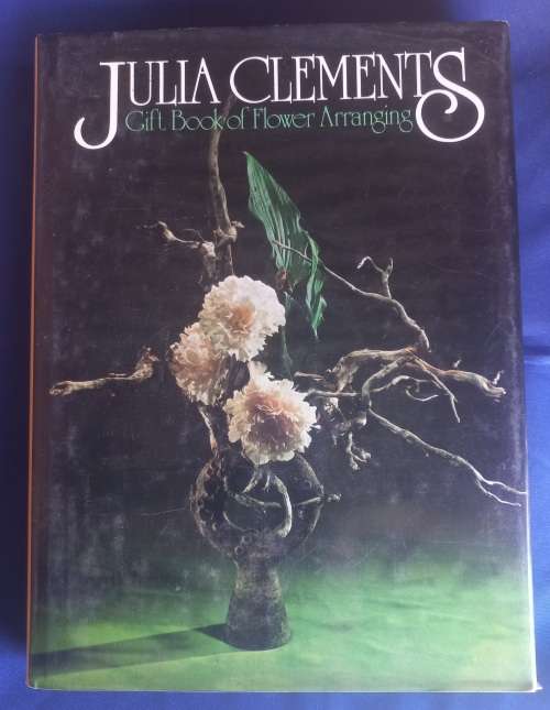 Crafts & Hobbies Gift book of flower arranging by Julia Clements for