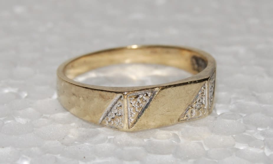 Rings - 9ct Gold and Diamond Mens Ring @@@ CCCRRRAAAZZZYYY R1 START ...