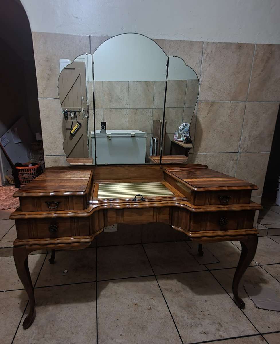 Dressers AUTHENTIC MAHOGANY MAKEUP VANITY / DRESSER TABLE WITH