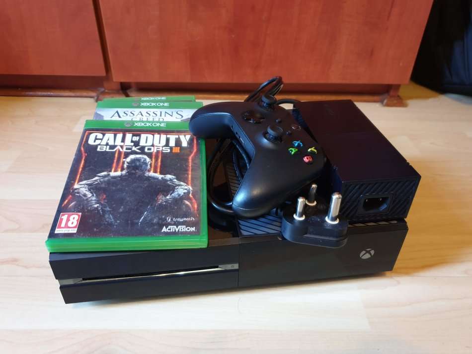Consoles Microsoft Xbox One 500GB console + 3 Games + Controller