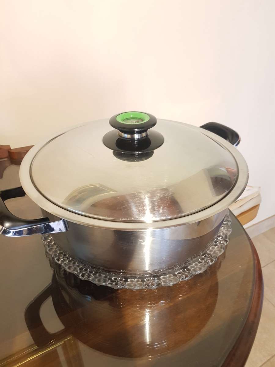 Pots AMC COOKWARE was sold for R855.00 on 22 Nov at 2130 by