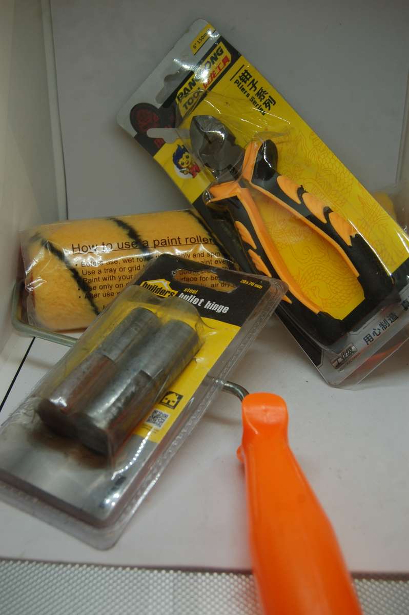 Rollers & Sponges DIY PACK OF USEFUL NEW ITEMS INCLUDING PAINT ROLLER, PAIR OF BULLET HINGES