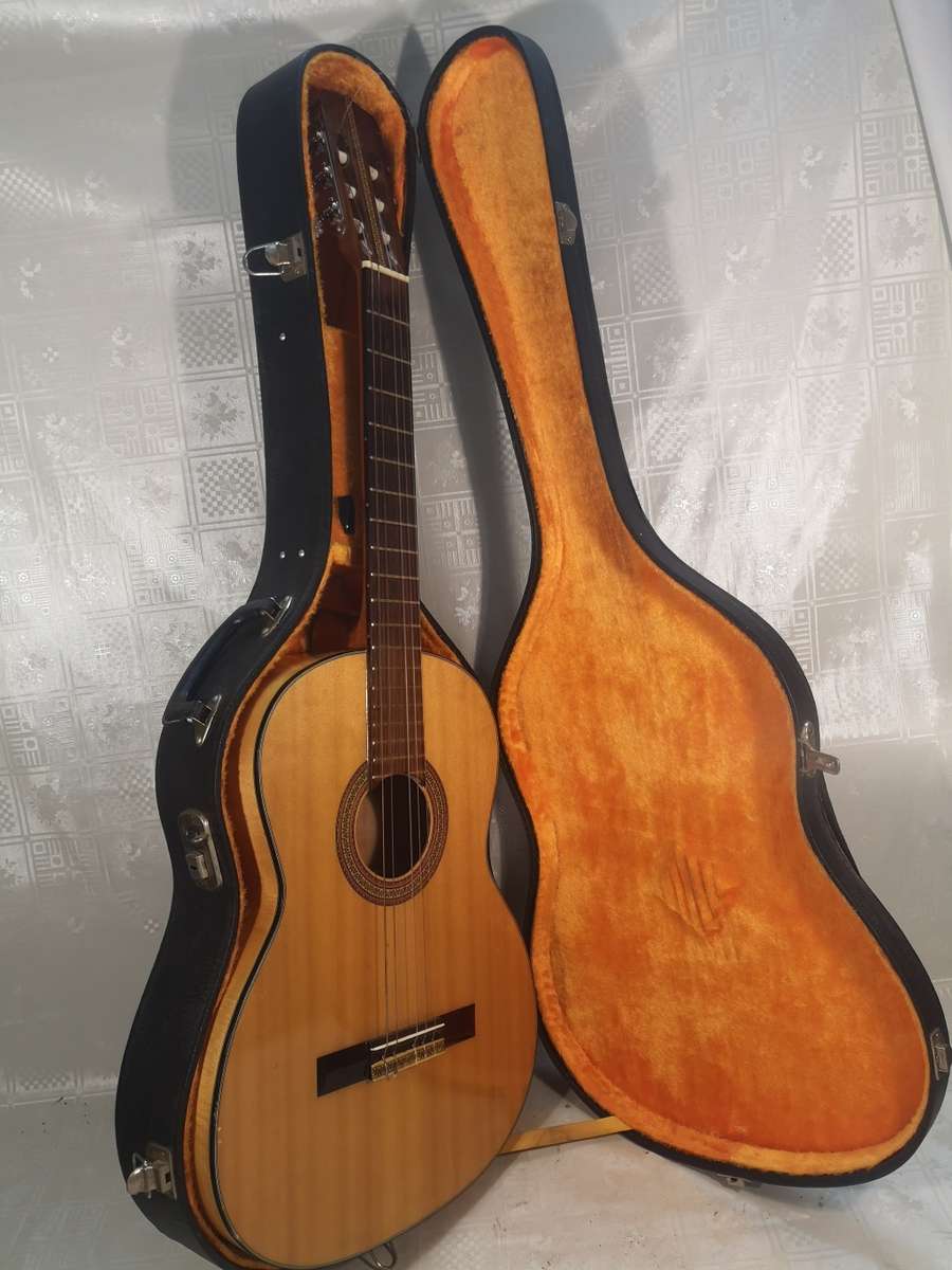 Acoustic VINTAGE JAPANESE ACOUSTIC GUITAR IN A BEAUTIFUL CASE was sold for R925.00 on 28 Feb