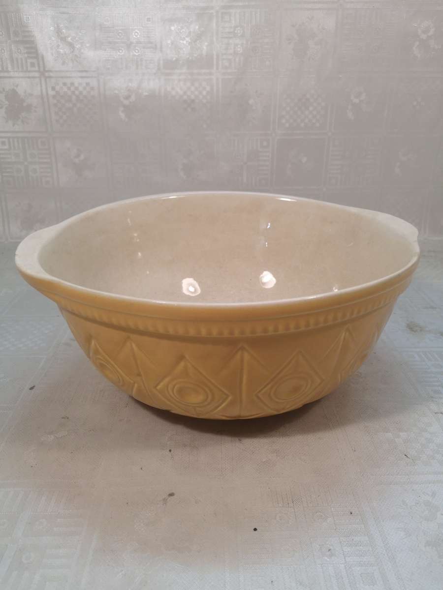 Bowls & Dishes VINTAGE EEZY WHIP NO 3 MIXING BOWL was sold for 320.00 on 12 Jun at 2216 by