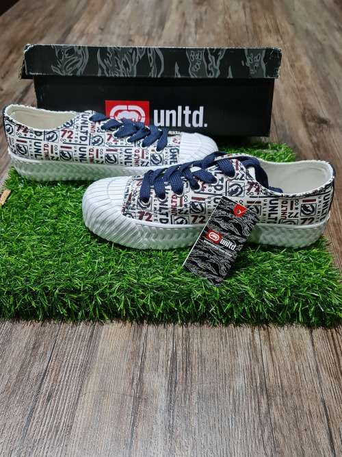 Sneakers NEW UNISEX UK 7 SNEAKER ( SEE DESCRIPTION) was sold for R355