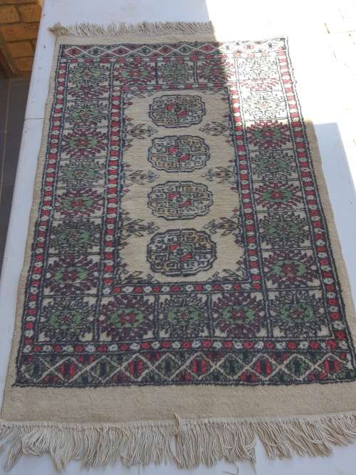 Rugs & Carpets A BEAUTIFUL PERSIAN CARPET 105 X60CM SOLD AS IS NO