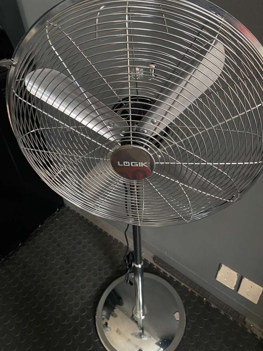 Fans Logik 40CM Pedestal Fan Silver ZF1616 was sold for R599.00 on