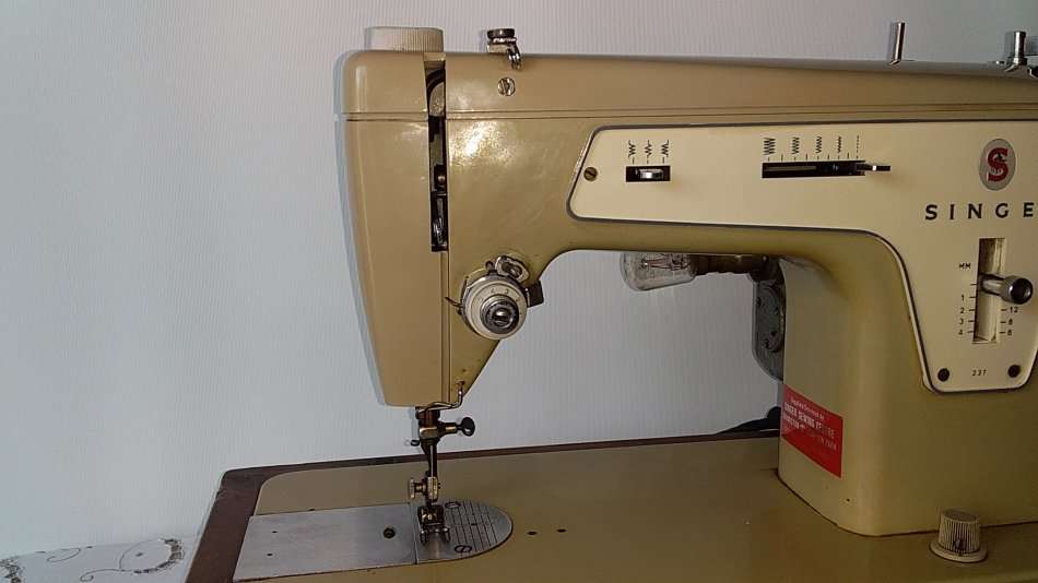 Sewing Machines & Overlockers Singer 237 Sewing Machine with Foot