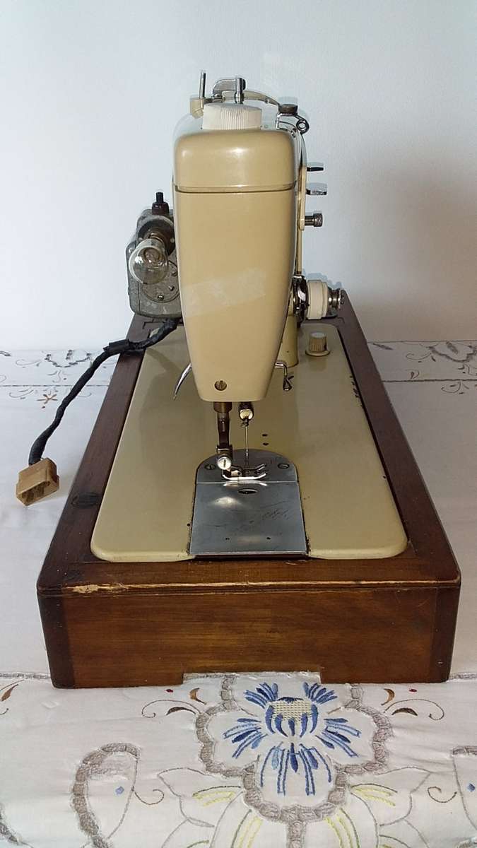 Sewing Machines & Overlockers Singer 237 Sewing Machine with Foot
